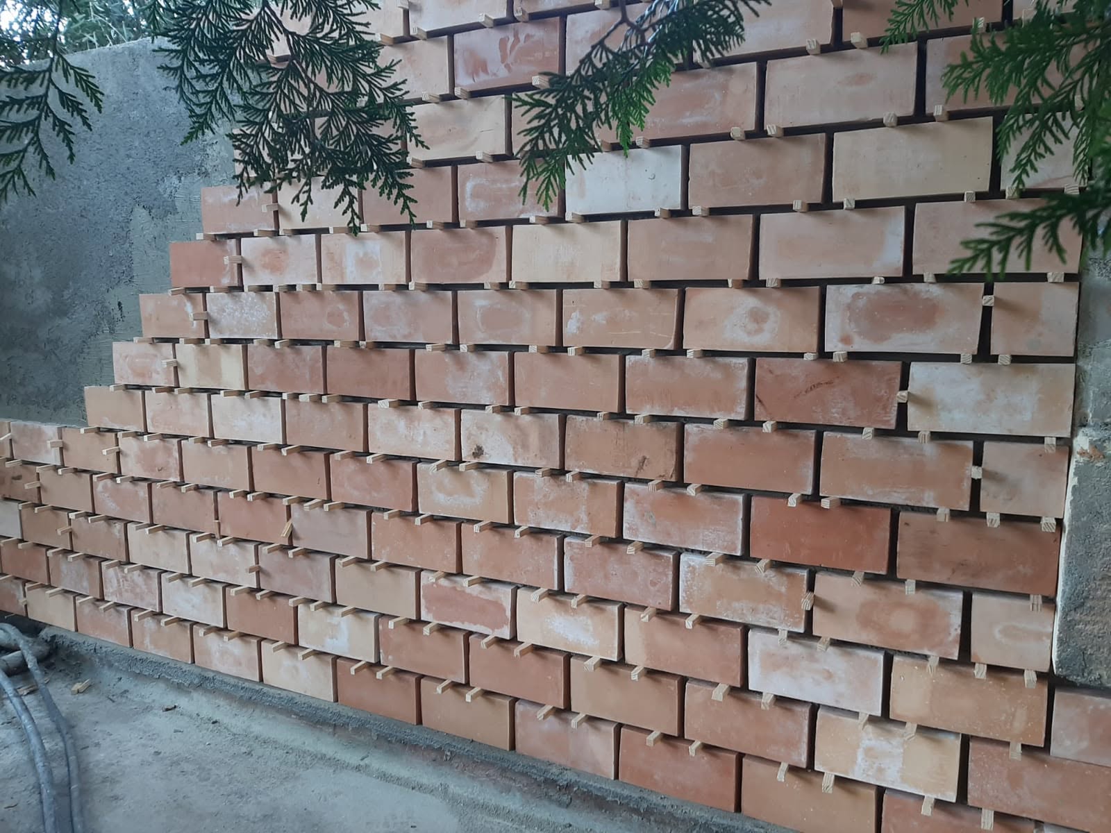 Maçonnerie — Appareillage d'un mur en briques, pose en cours avec plots de réglage