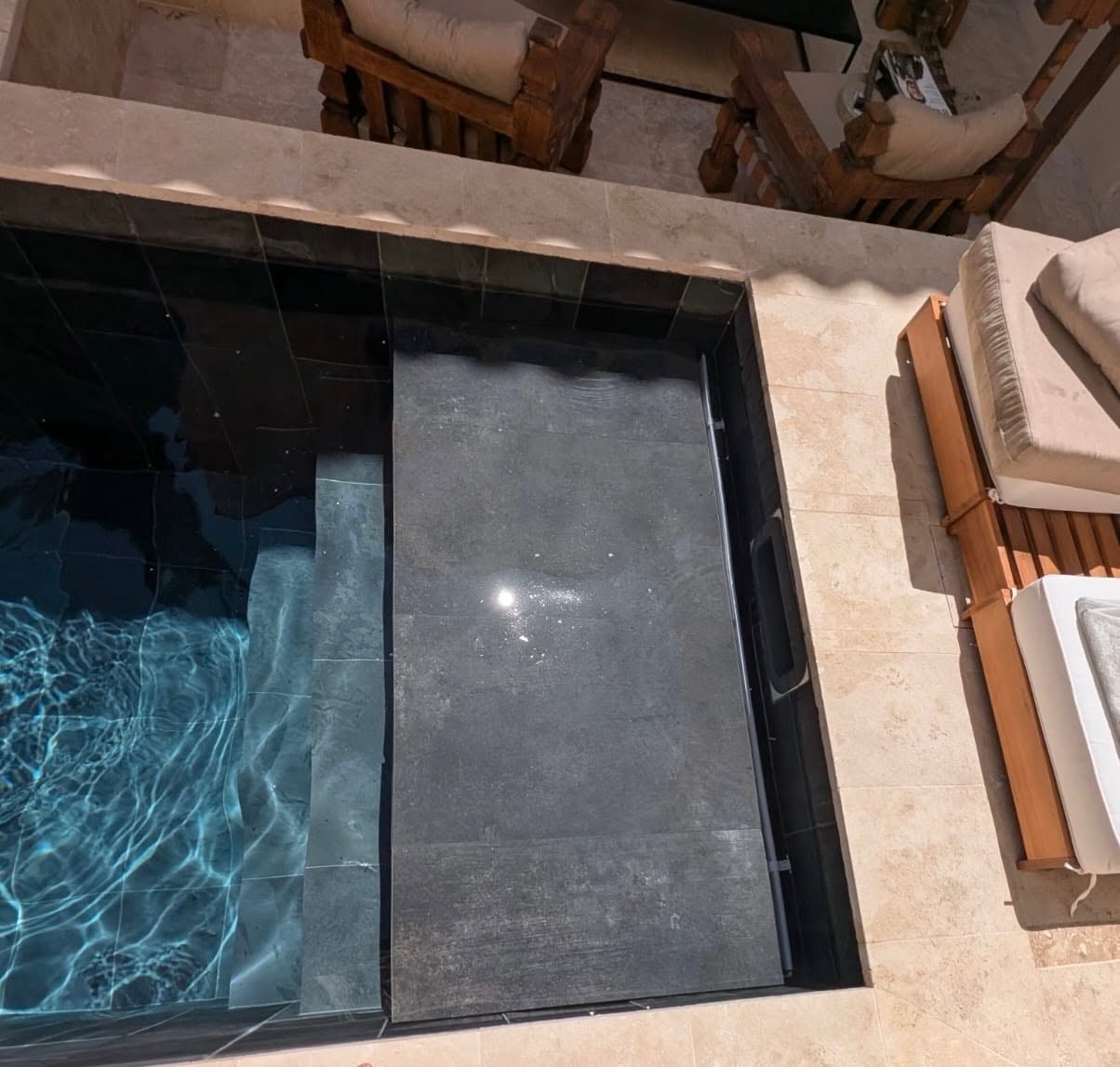 Piscine — Bassin équipé d'un volet de protection et margelles en pierre