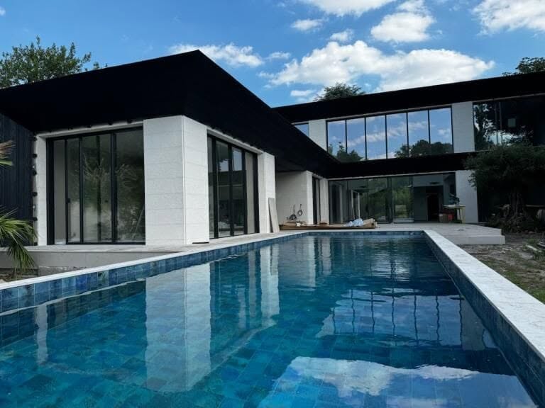 Piscine — Bassin contemporain et plages, du gros œuvre à la mise en service