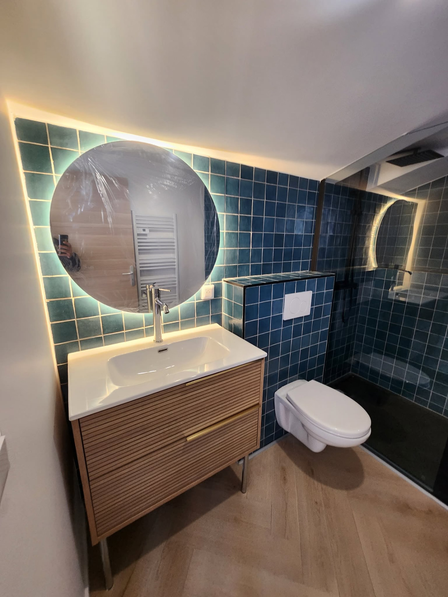 Salle de bain & Carrelage — Salle d'eau complète en faïence bleue, meuble bois et miroir rétroéclairé