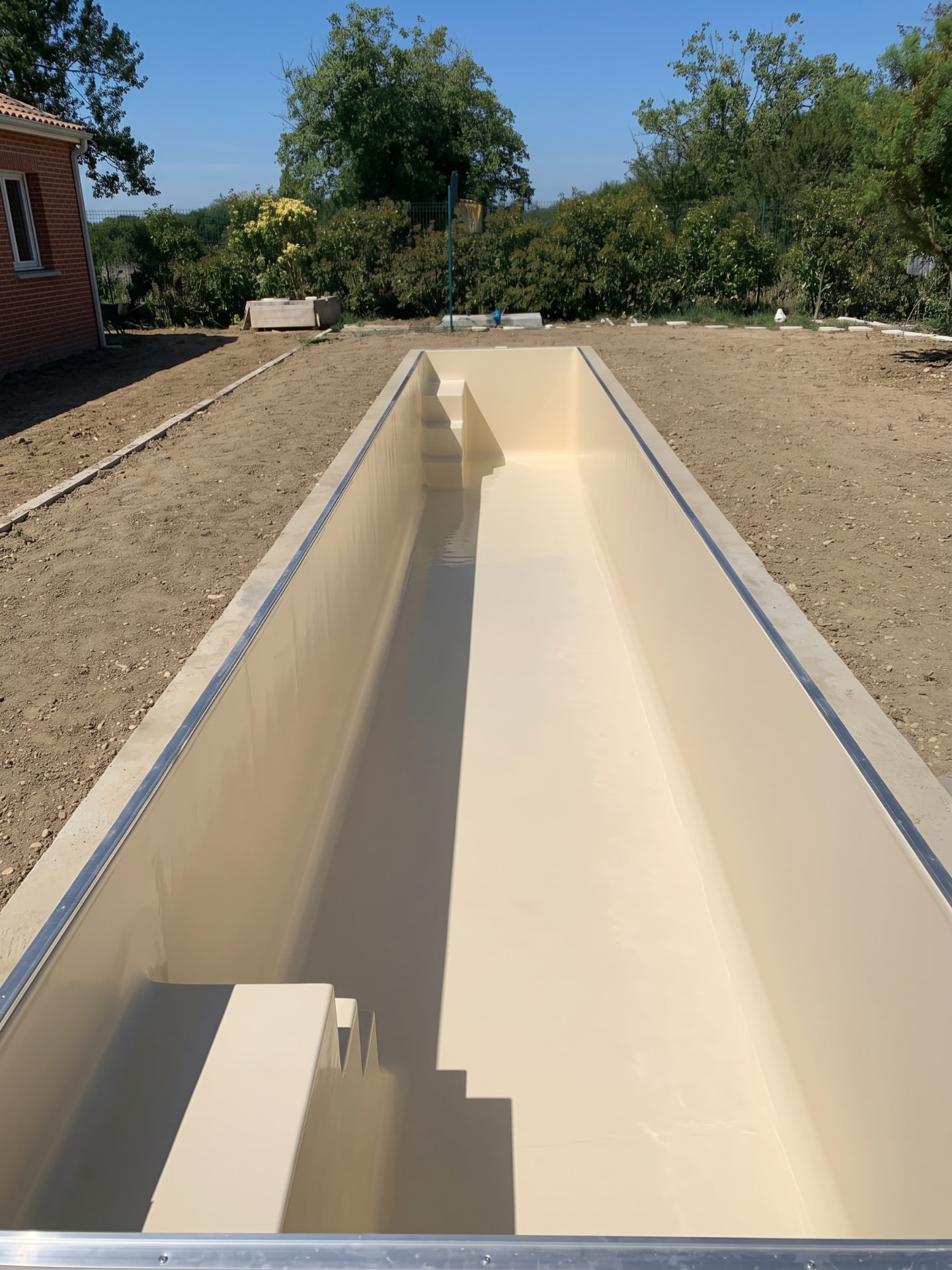 Piscine à Pessac et Bordeaux — Bassin après la pose du revêtement beige sur mesure | EG BAT HOME