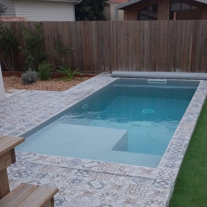 Piscine — Bassin achevé, plages carrelées et aménagement extérieur
