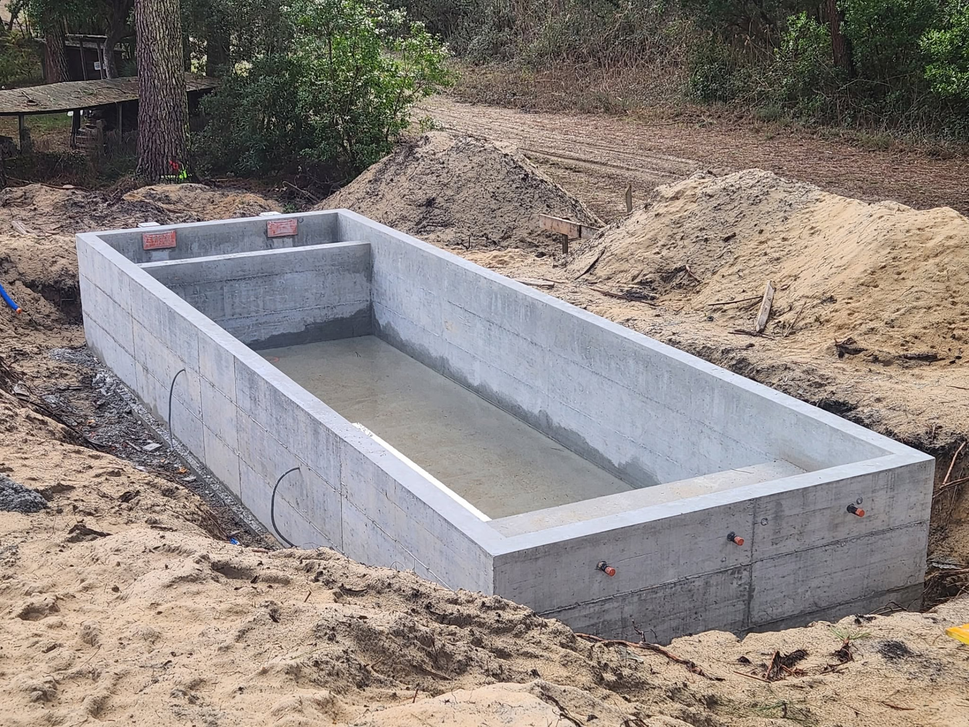 Maçonnerie à Pessac et Bordeaux — Structure en béton d’un bassin avant étanchéité et équipements | EG BAT HOME