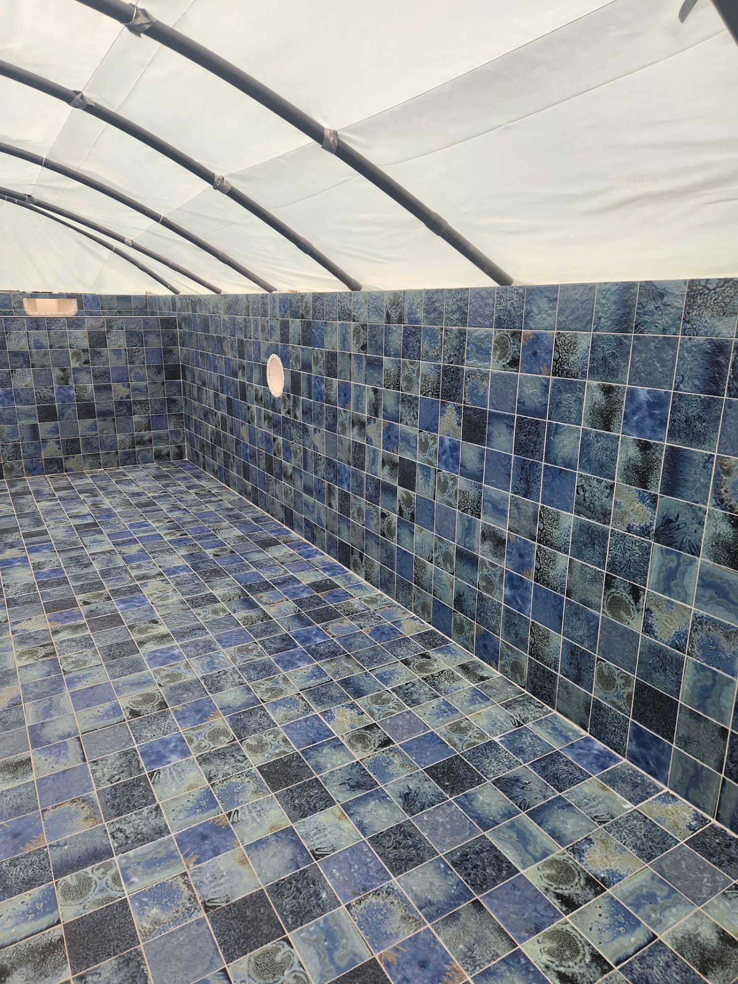 Piscine — Pose de mosaïque dans un bassin en cours de réalisation