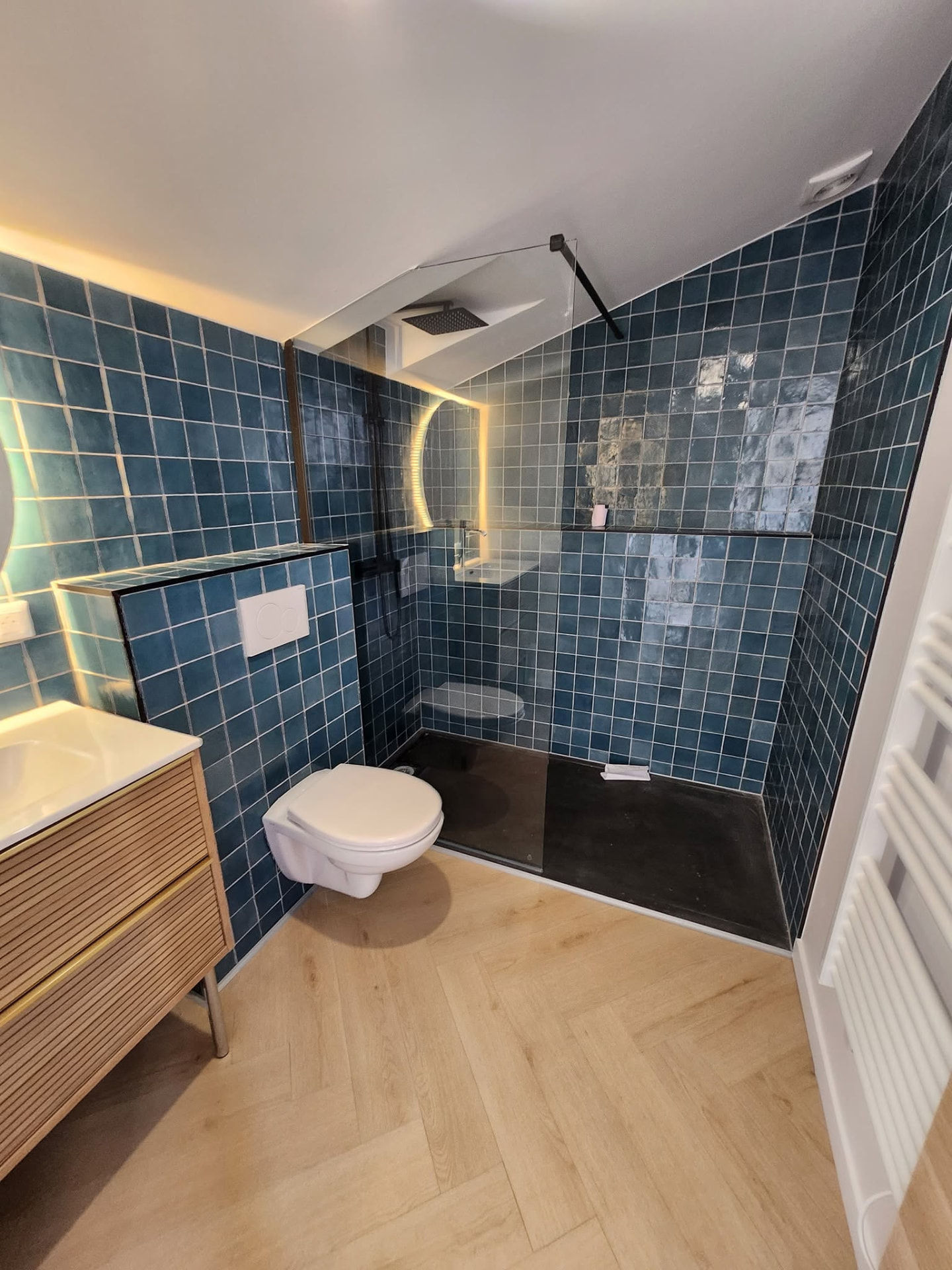 Salle de bain & Carrelage — Douche ouverte sur mesure avec paroi vitrée et robinetterie noire
