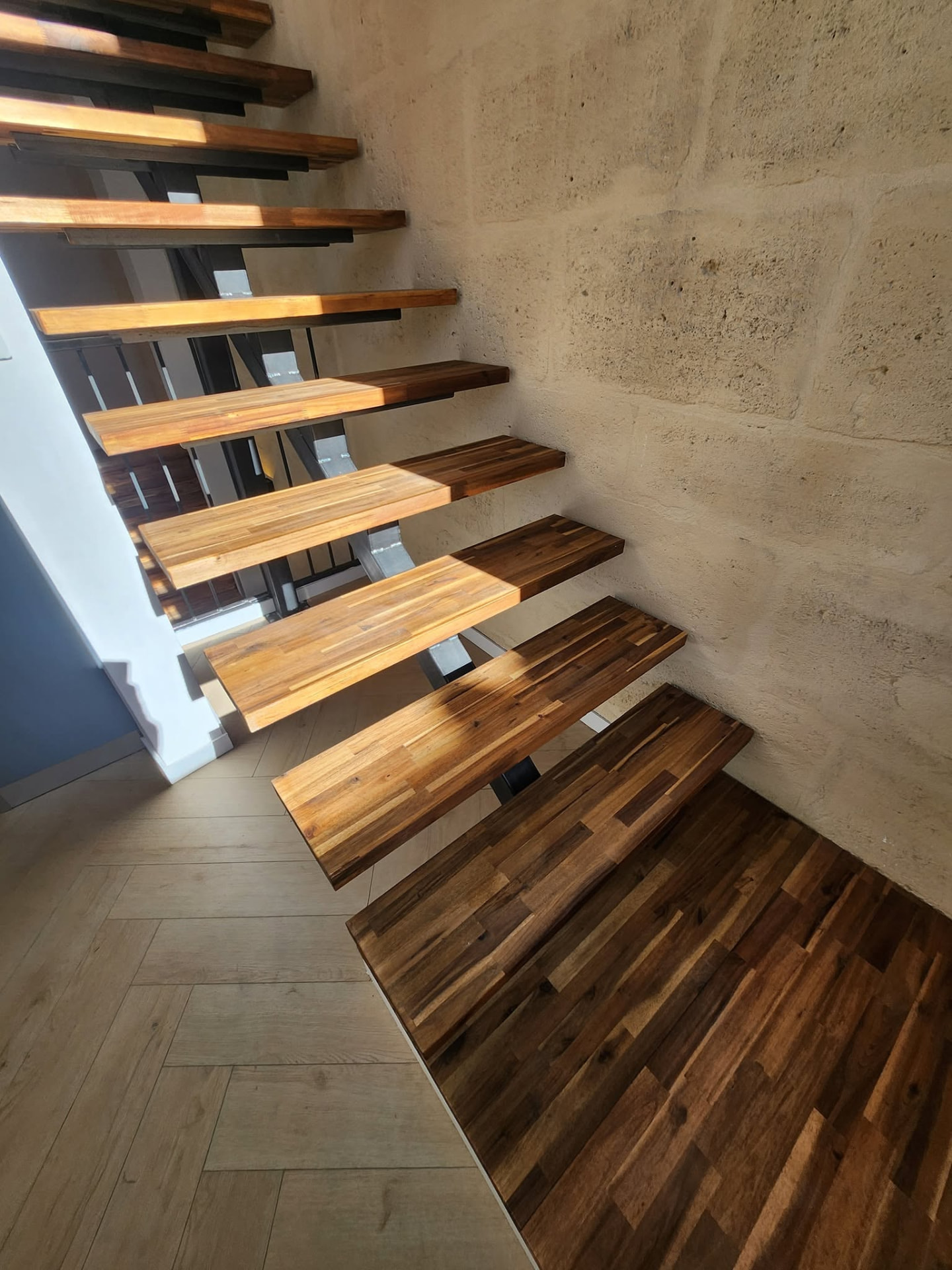 Tout corps d'état — Escalier à limon métallique et marches en bois massif