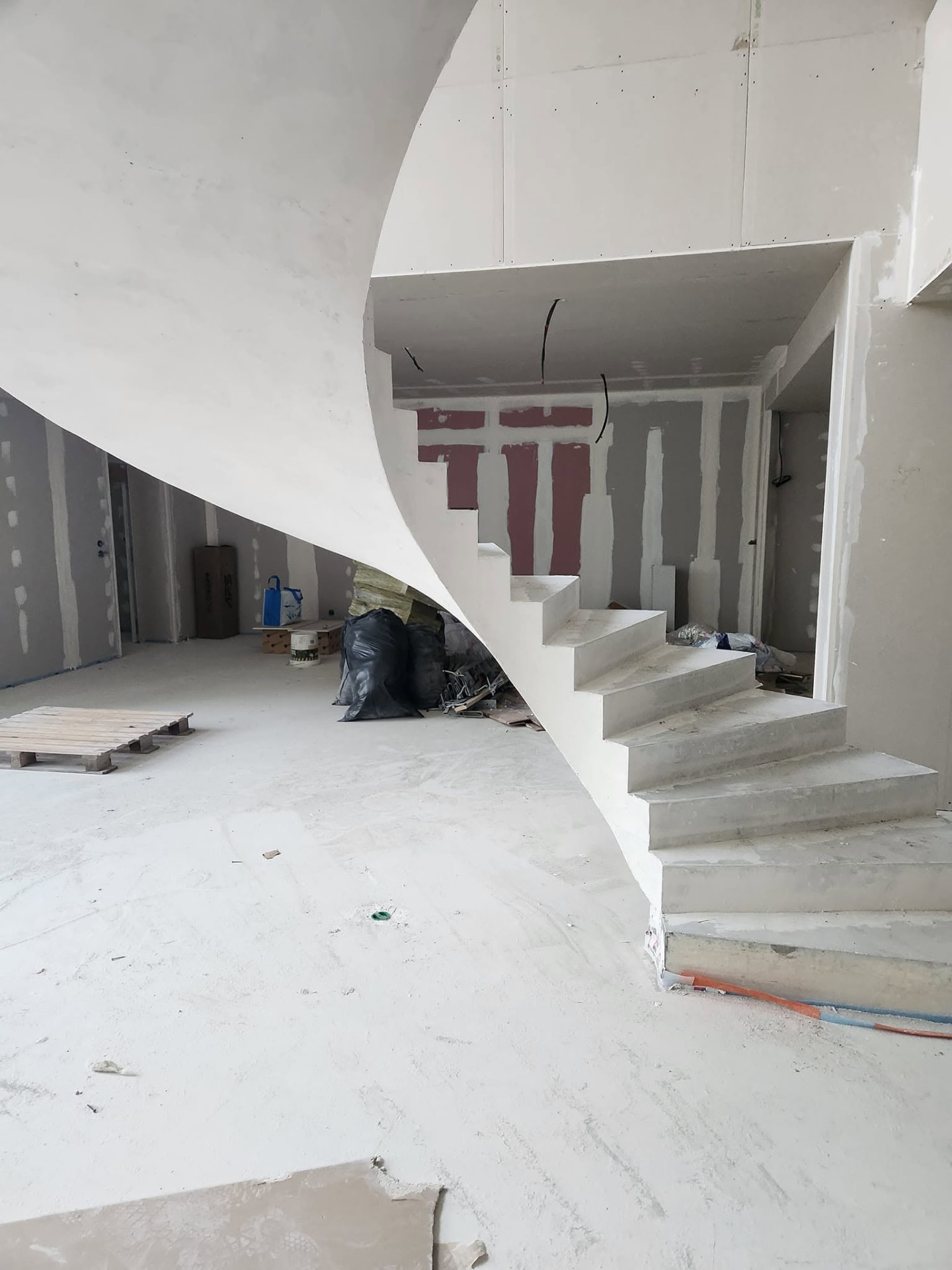 Tout corps d'état — Escalier béton courbe réalisé dans le cadre d'une rénovation intérieure