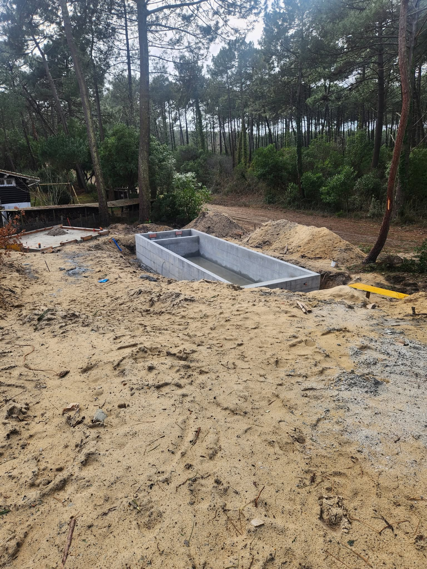 Maçonnerie à Pessac et Bordeaux — Bassin maçonné implanté au cœur d’un terrain boisé | EG BAT HOME